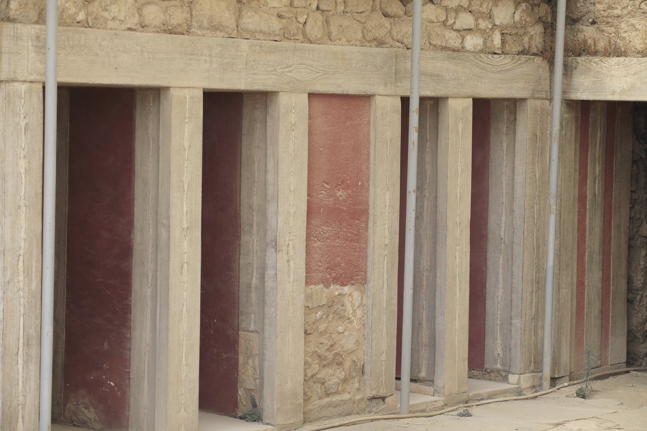 Site archéologique minoen de Knossos. Aile ouest à côté du « sanctuaire tripartite ». Salle avec deux grands réservoirs rectangulaires enfoncés dans le sol. Ils étaient remplis de vases en argile et d