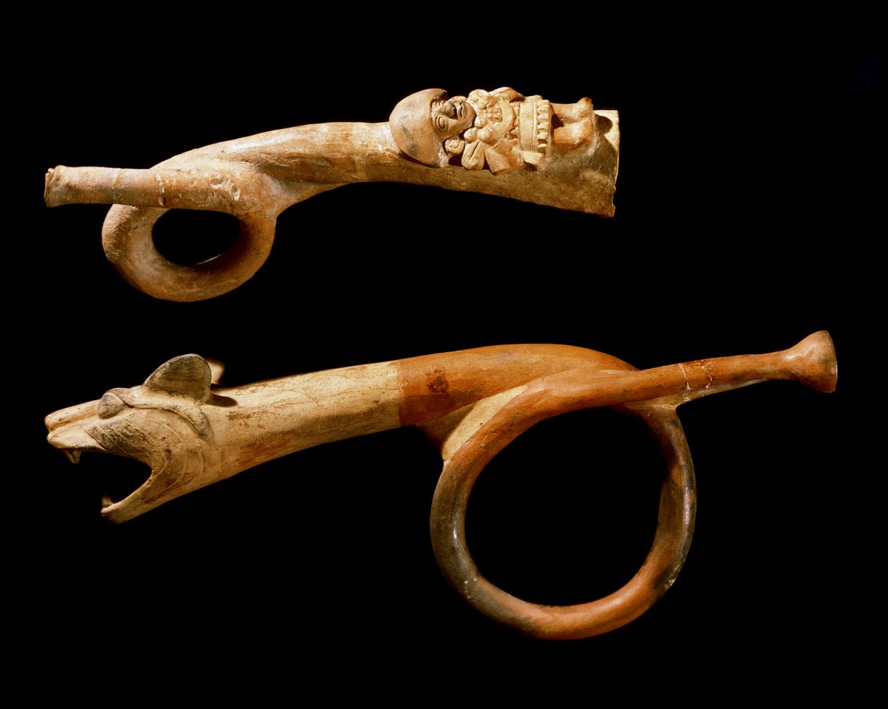 Art précolombien, culture Mochica : trompettes en terre cuite. 200-500 ap. J.-C. Göteborg, musée ethnographique - Moche Moche