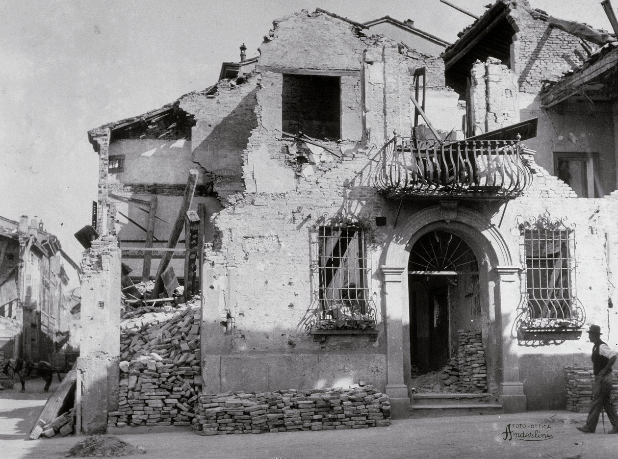 Les bombardements de Sermide : une maison gravement endommagée pendant la Seconde Guerre mondiale - Modestino Baldinetti