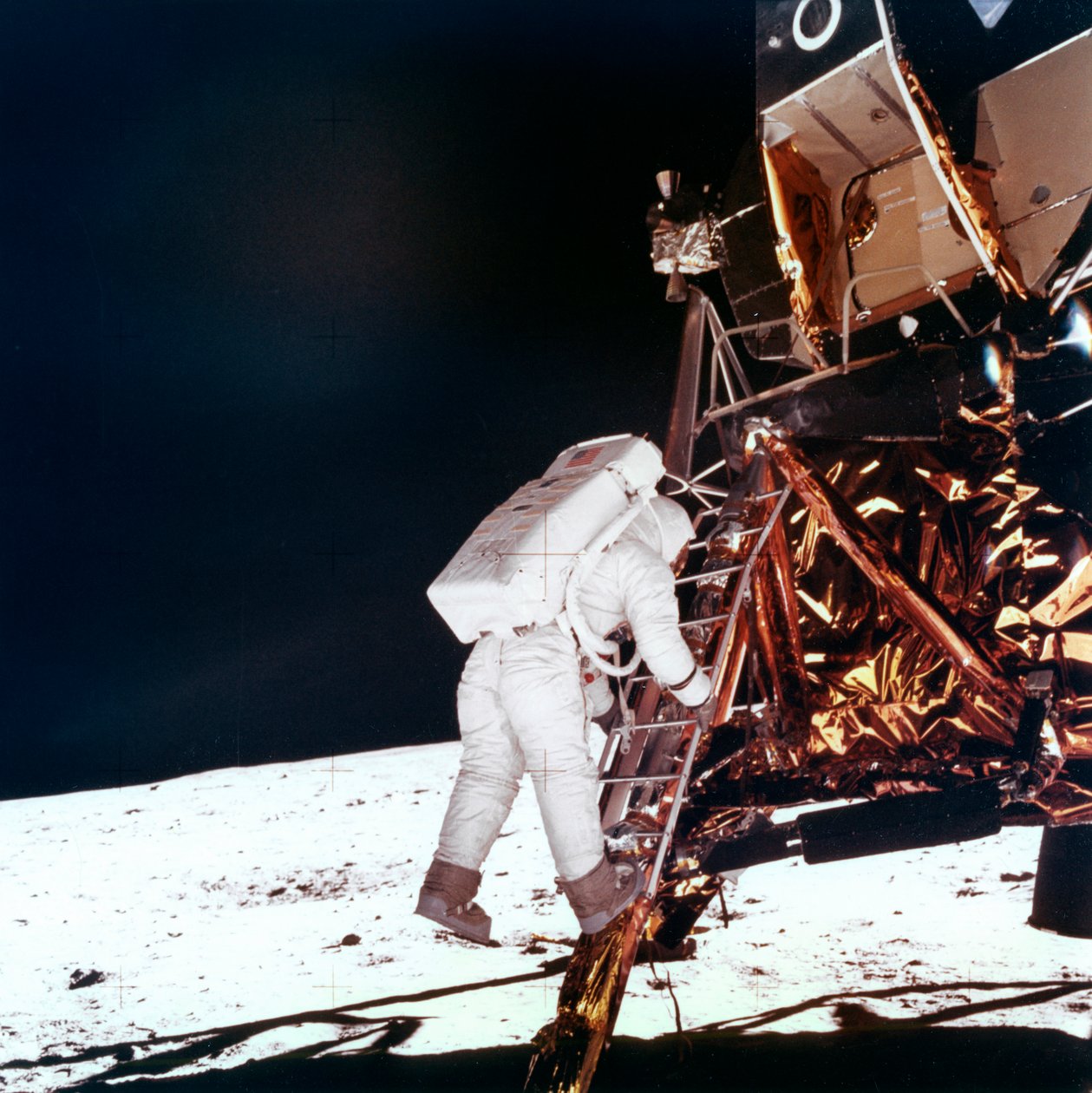 Edwin Buzz Aldrin descend les marches de l