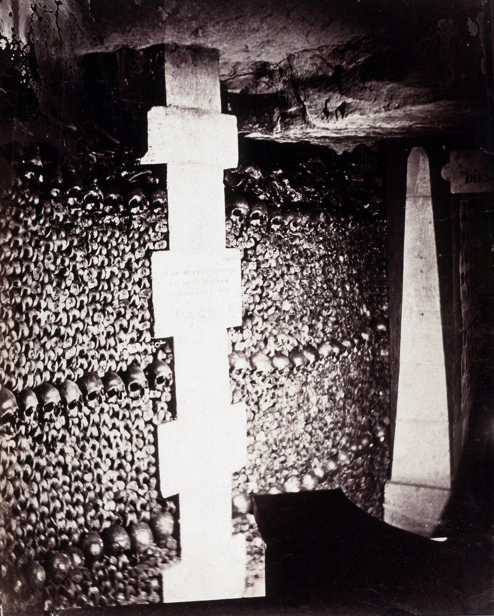 Les ossuaires des catacombes de Paris. Près de la source de Léthé ou Oubli - Nadar