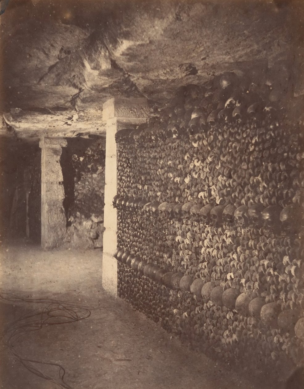 Catacombes, Paris, avril 1862 - Nadar