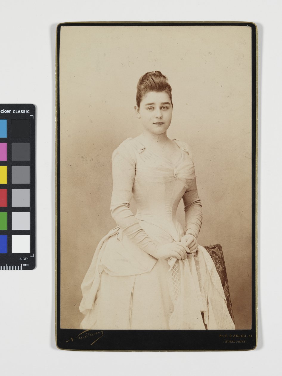 Jeune fille en robe de soirée - Nadar
