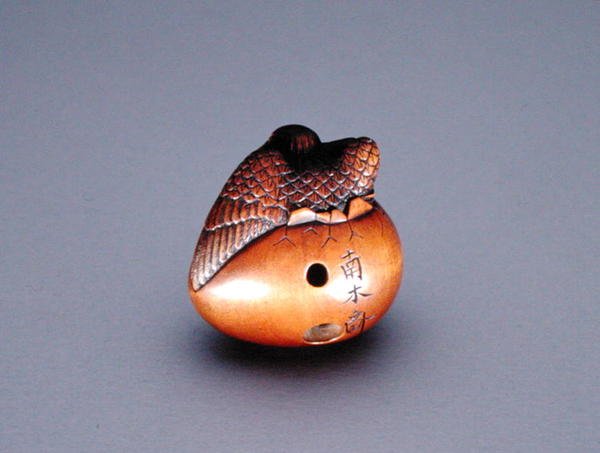 Netsuke, représentant un corbeau sortant d