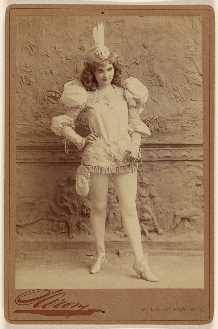 [Actrice non identifiée en costume, debout] - Napoleon Sarony