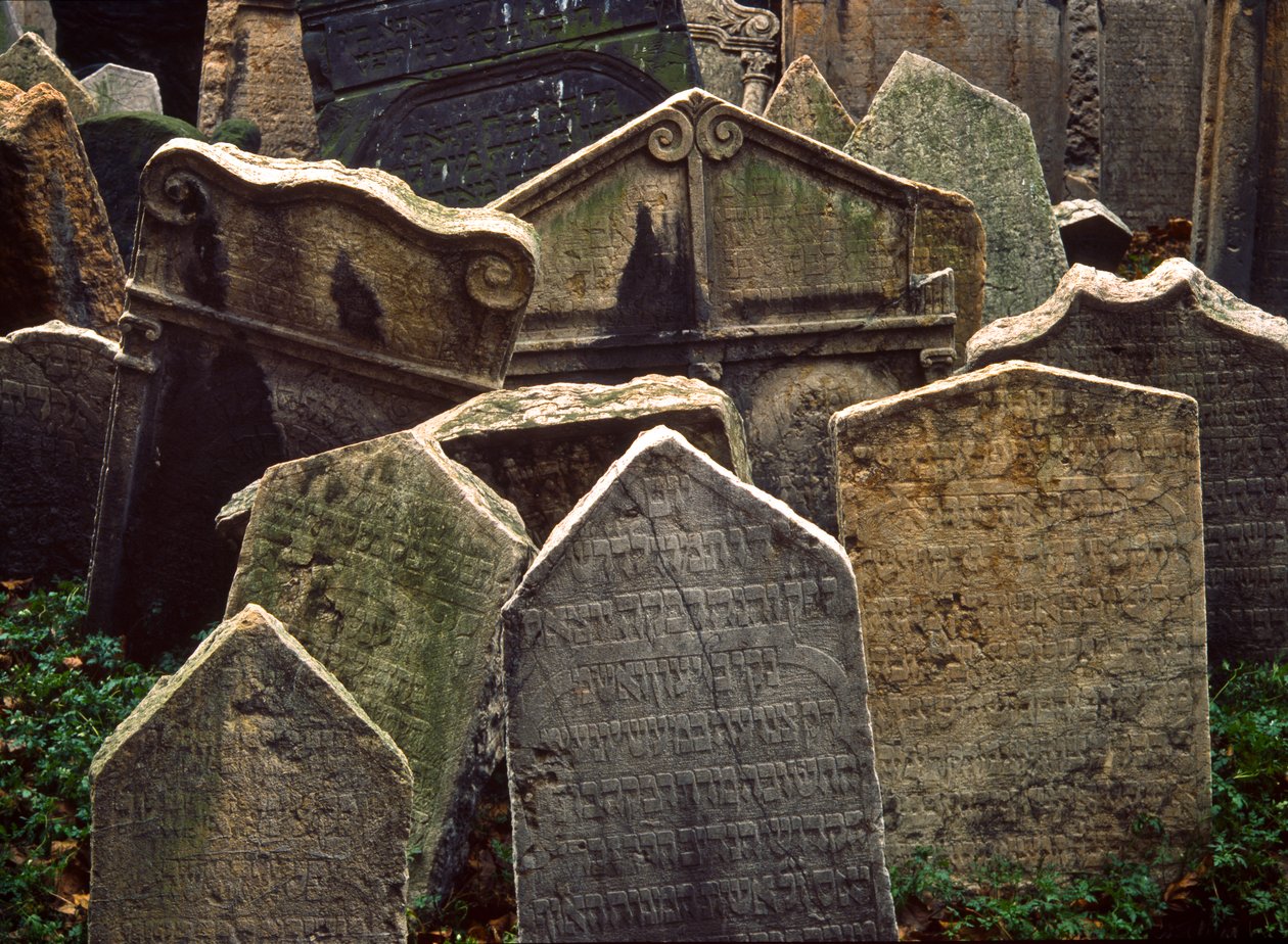 Pierres tombales dans le vieux cimetière juif de Josefov, le quartier juif de la vieille ville, Prague - Nathan Benn