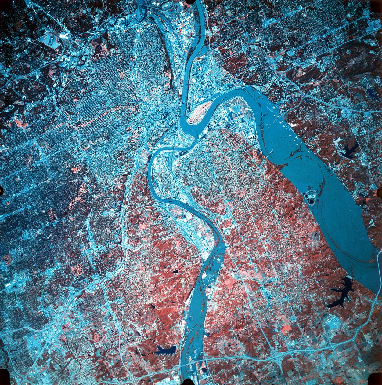 Photographie infrarouge de la confluence des rivières Missouri et Kansas, 19 juillet 1993 pendant les inondations importantes. Prise depuis l