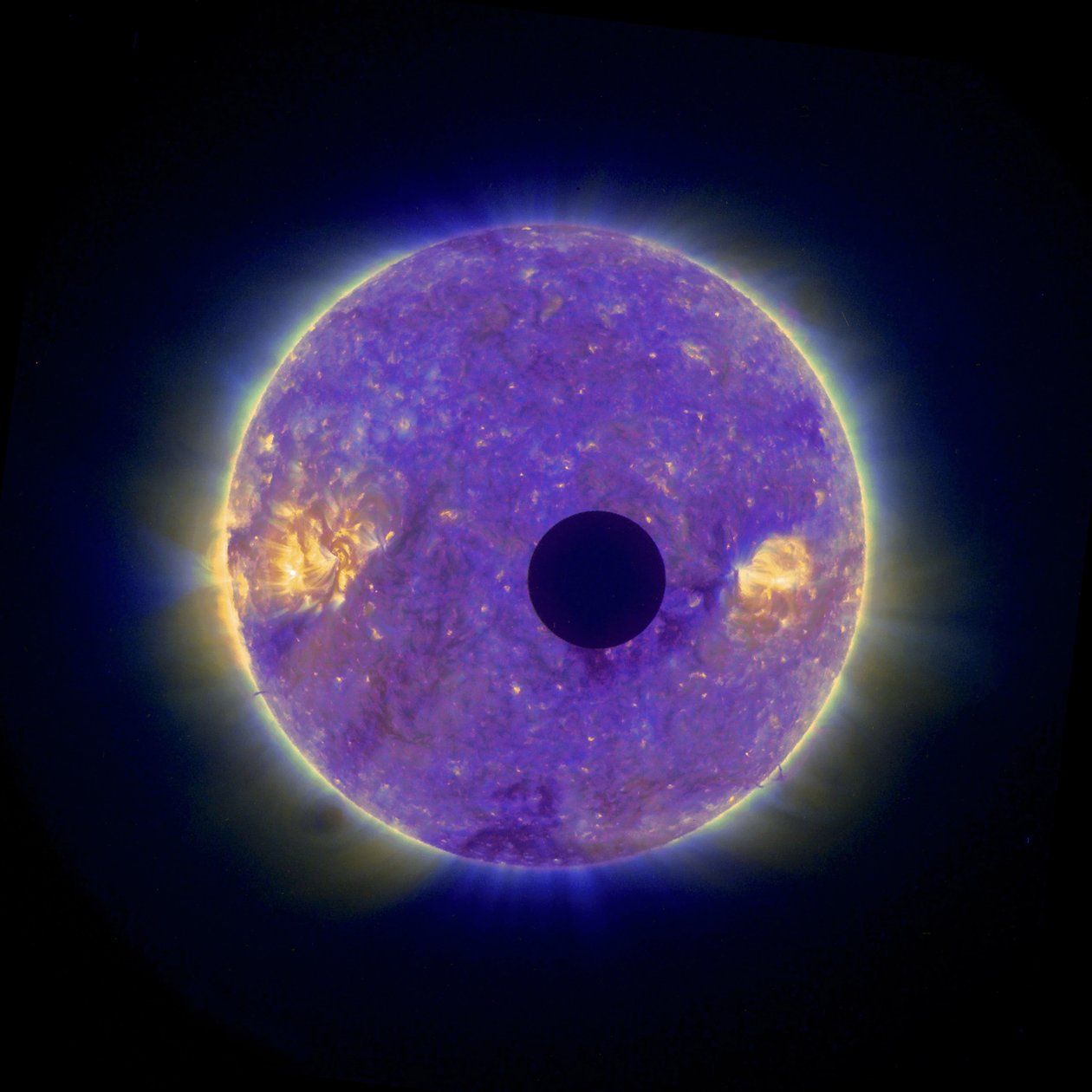 Éclipse solaire : la Lune passant devant le Soleil le 25 février 2007, montrant la couronne solaire. Image prise depuis l