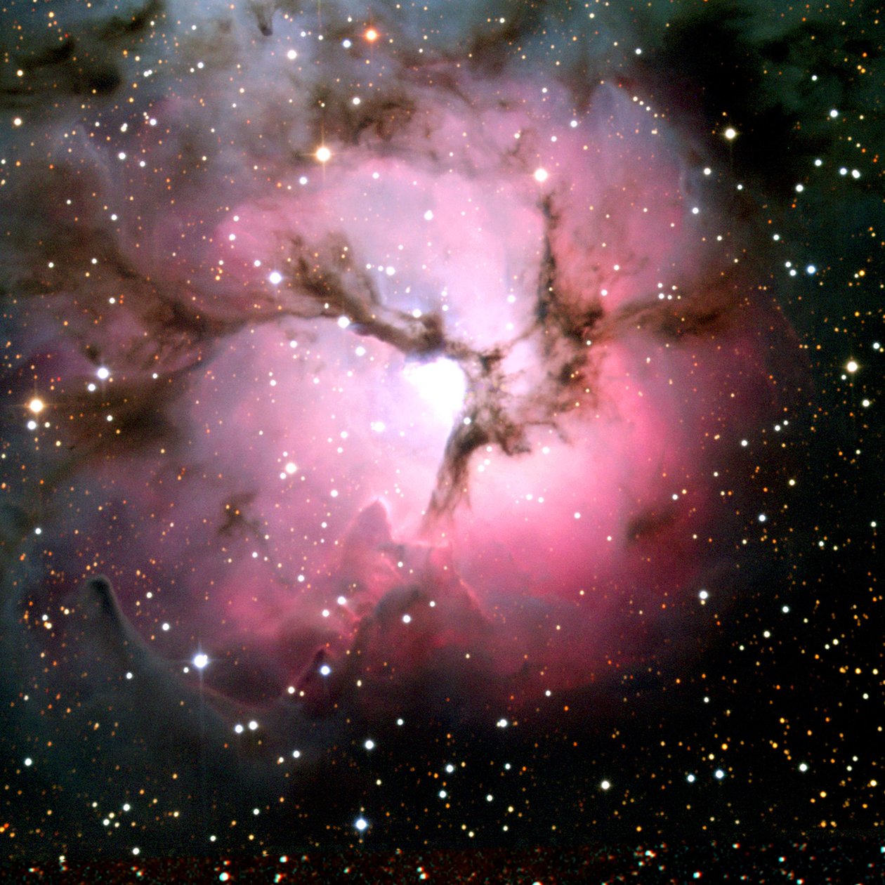 Comparaison composite du télescope spatial Spitzer des vues en lumière visible et infrarouge de la nébuleuse Trifide lumineuse, un nuage géant de gaz et de poussière formant des étoiles situé dans la constellation du Sagittaire. Crédit NASA. - National Aeronautics and Space Administration National Aeronautics and Space Administration