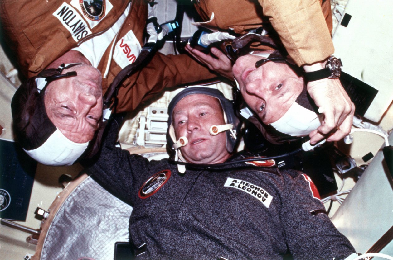 Les deux équipages de la mission conjointe US-URSS ASTP en orbite terrestre. - National Aeronautics and Space Administration National Aeronautics and Space Administration