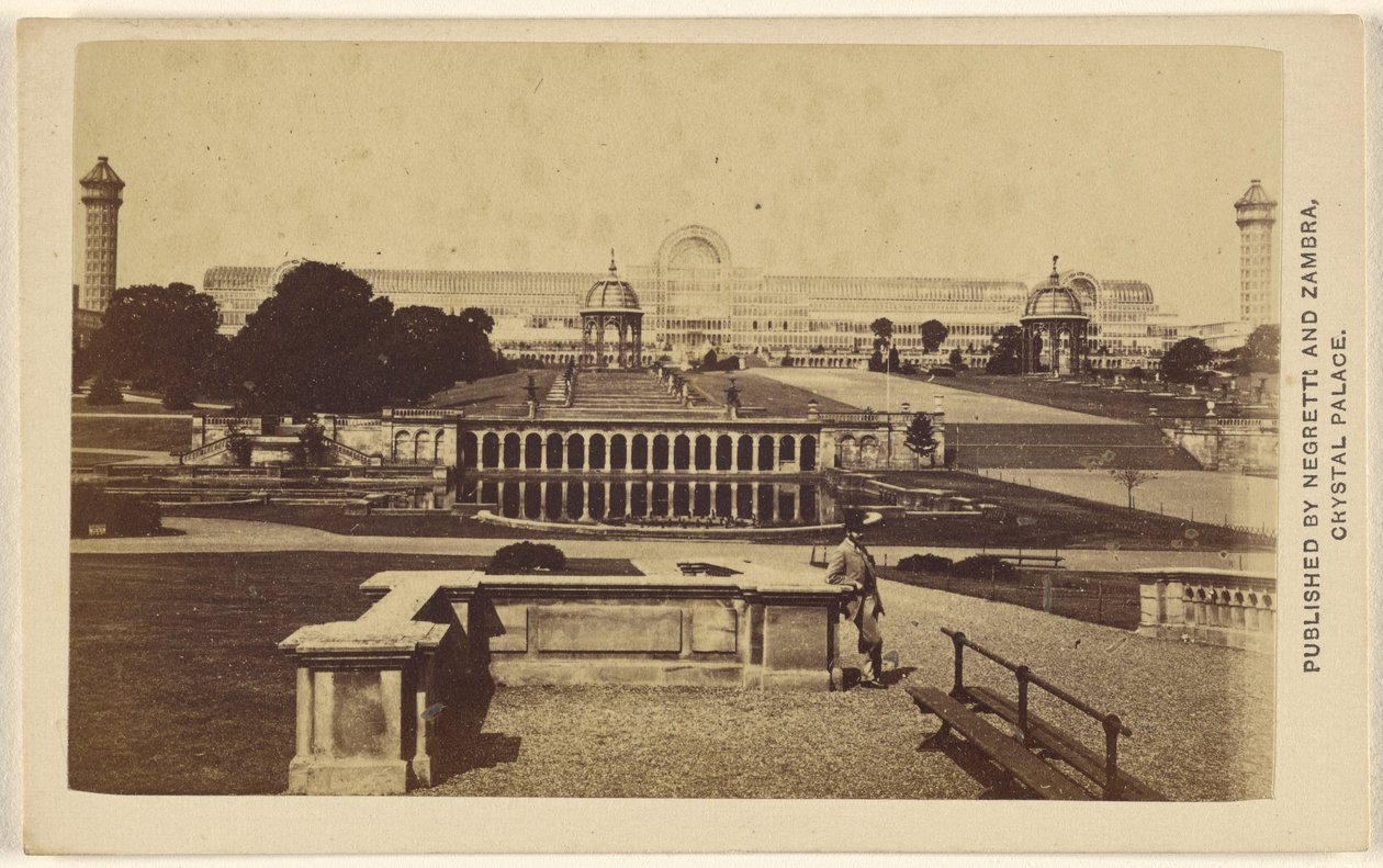 [Vue extérieure longue du Crystal Palace et de ses environs]. - Negretti and Zambra