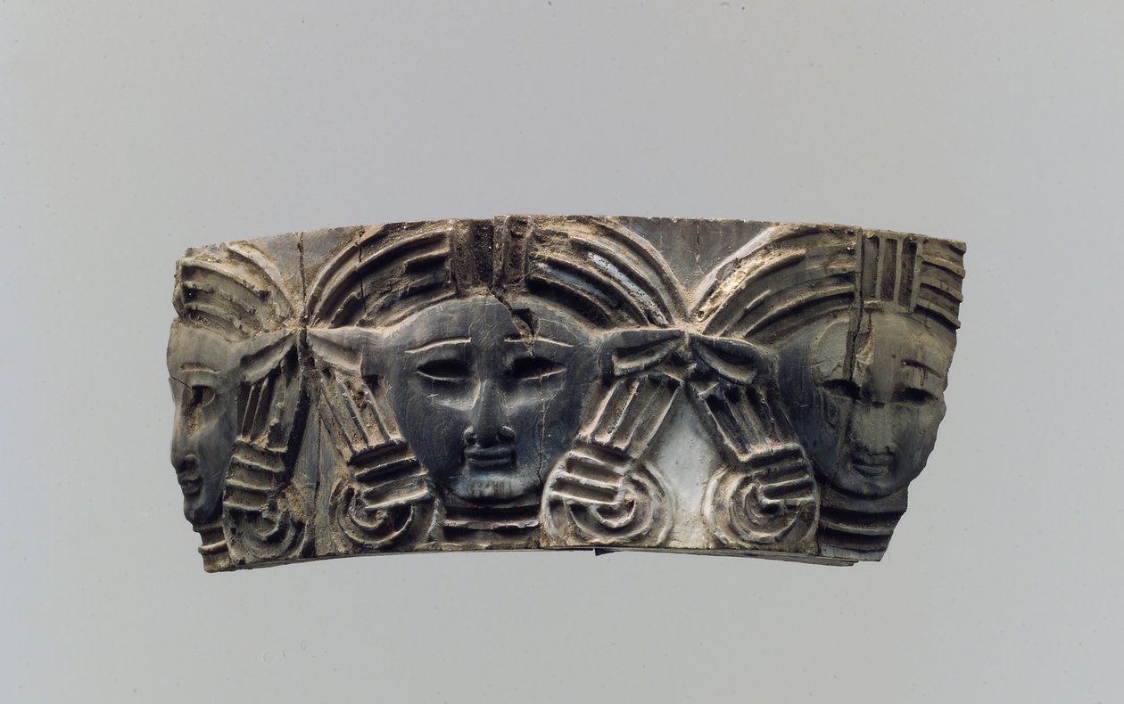 Plaque de meuble ou de boîte à cosmétiques en cloisonné avec trois têtes frontales, c.8e-7e siècle av. J.-C. - Neo Assyrian