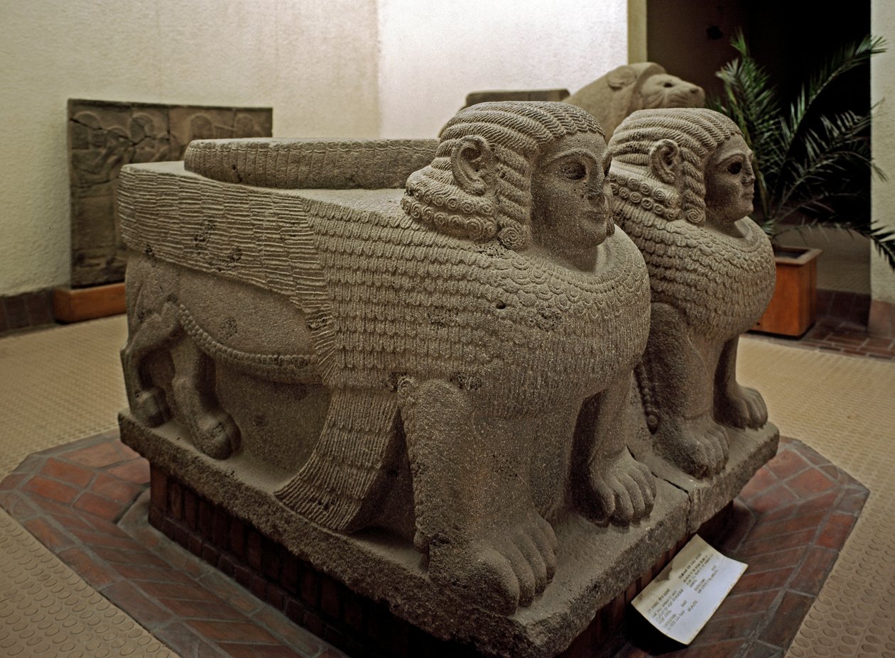 Art néo-hittite : base de colonne en basalte décorée de sphinx. Du site de Samal (actuel Sam