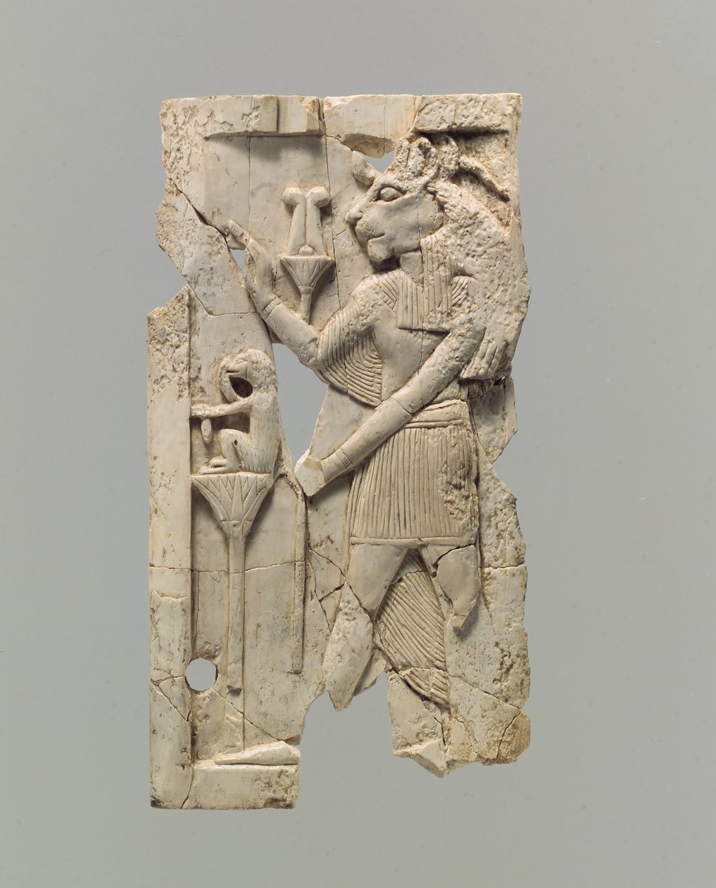Plaque de meuble sculptée en relief avec figure à tête de lion, c.8e-7e siècle av. J.-C. - Neo Assyrian