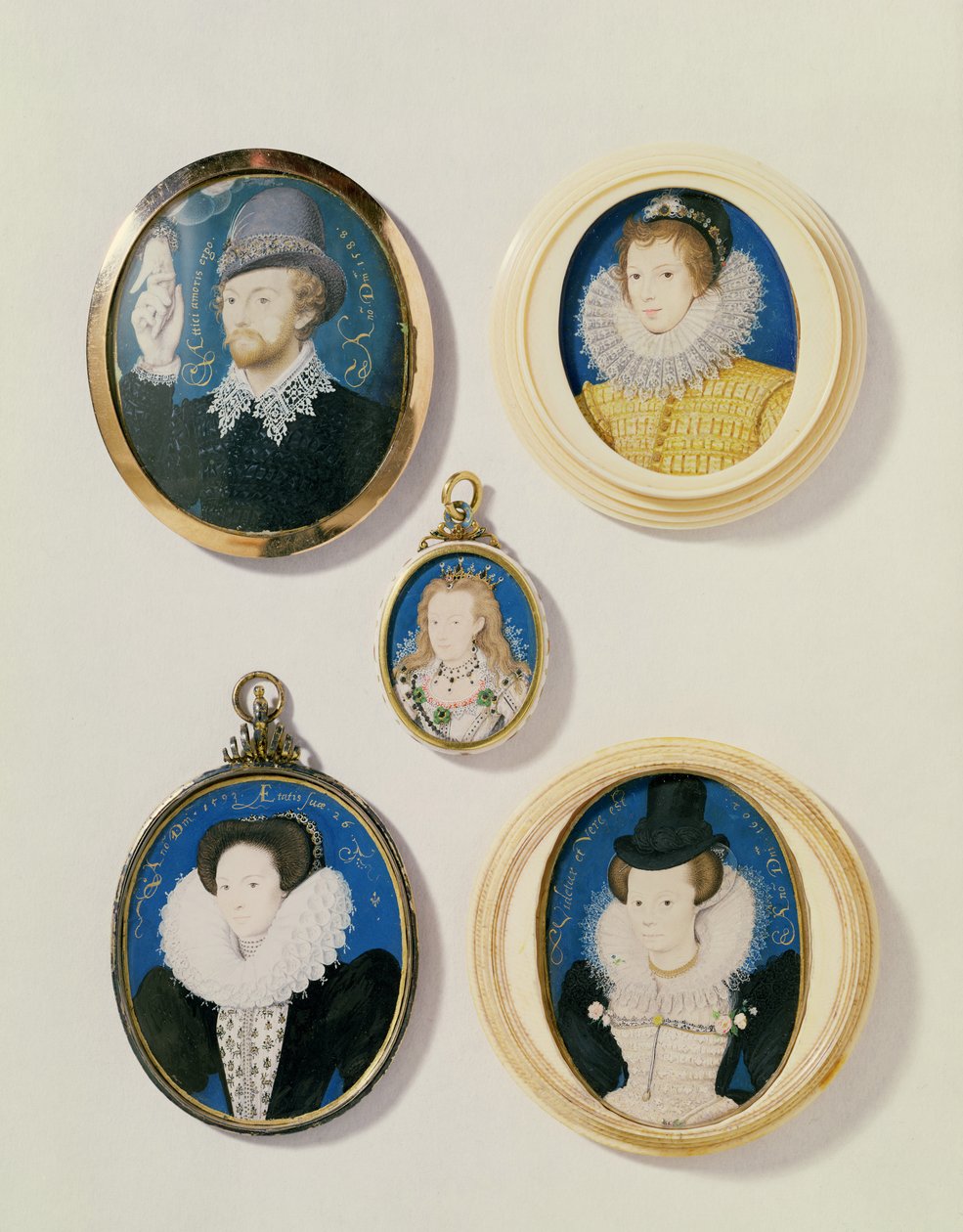 Miniatures, de G à D, de H à B : Homme avec une main d