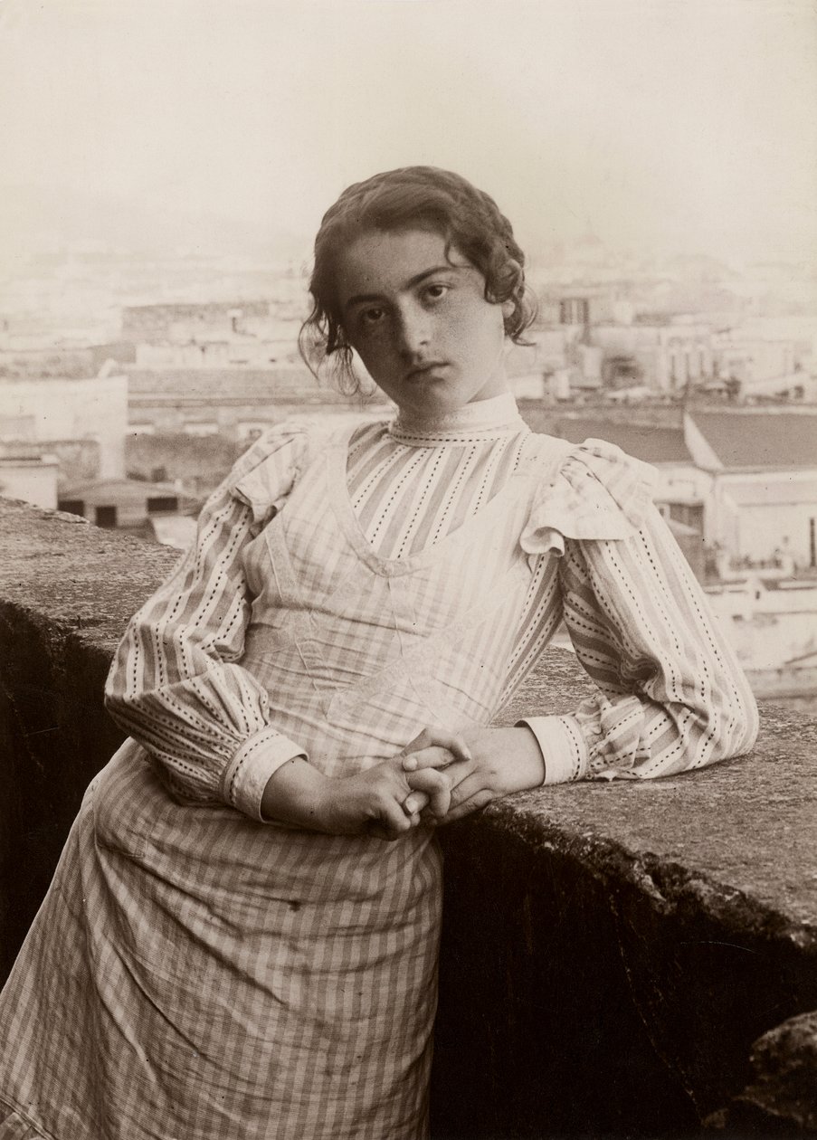 Jeune femme sur une terrasse, Naples - Nicola Biondi