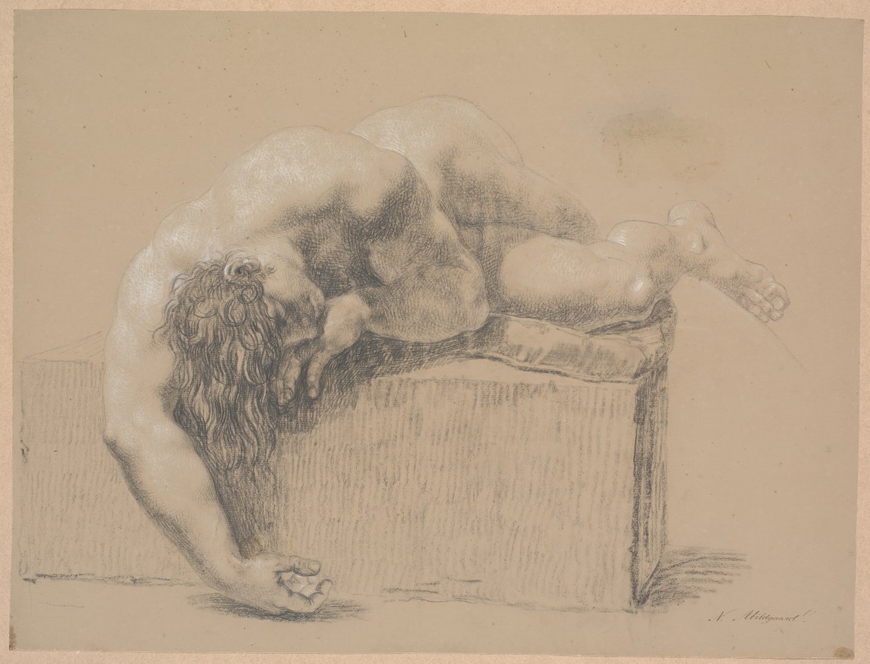 Modèle allongé sur un socle avec un coussin. À droite. Bras droit pendant au-dessus du socle. Bras gauche sous la tête. Cheveux longs tombants - Nicolai Abildgaard