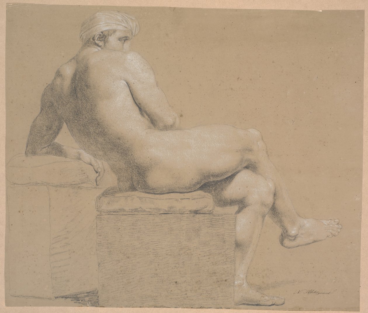Modèle assis avec un foulard sur la tête. Assis sur un socle avec un coussin. Tourné vers la droite. Appuyé contre un socle plus haut où repose le bras gauche. Jambes croisées - Nicolai Abildgaard