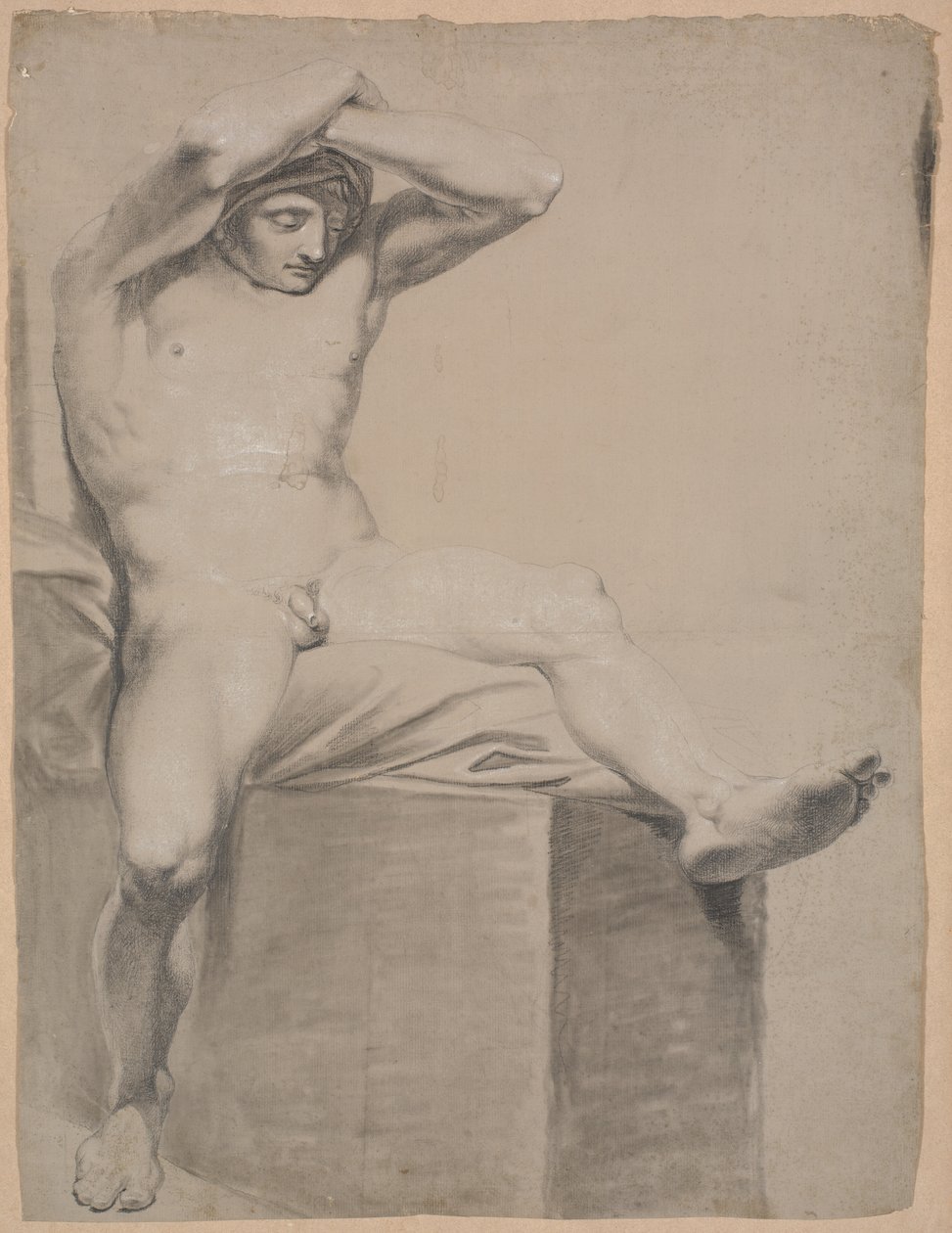 Modèle assis sur un haut piédestal avec un coussin. Vu de face. Les bras levés et croisés au-dessus de la tête. La jambe gauche étendue et légèrement pliée - Nicolai Abildgaard