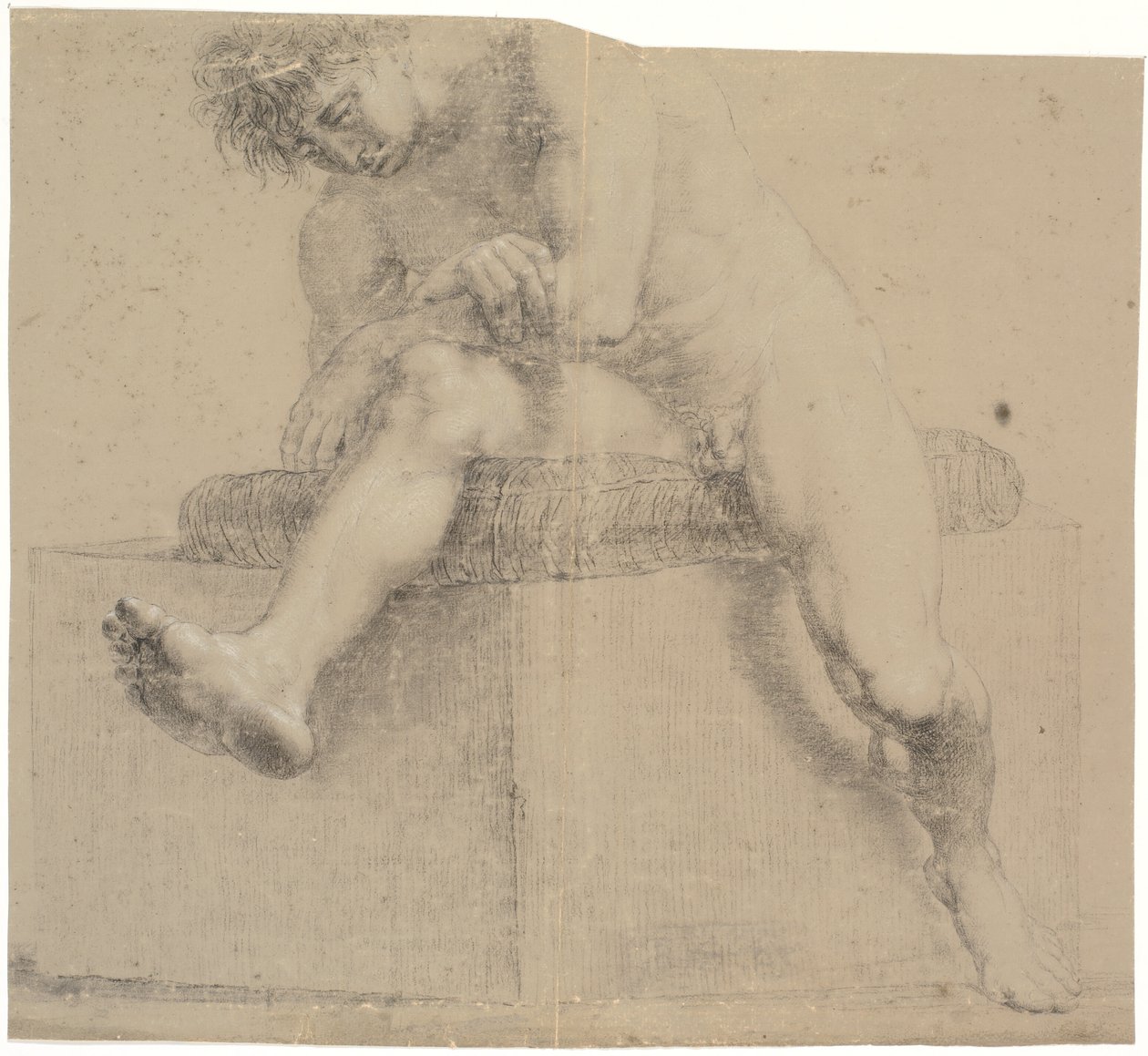 Modèle assis sur un socle bas avec un coussin. Les bras croisés. Jambe gauche pliée, jambe droite étendue - Nicolai Abildgaard