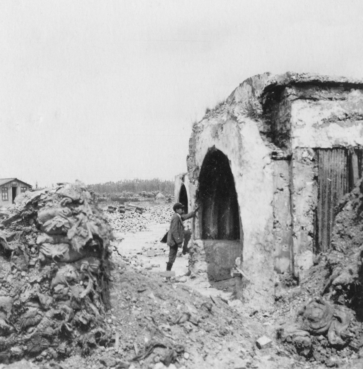 Abri en béton et doublé de tôle ondulée, Première Guerre mondiale, c1914-c1918 - Nightingale and Co