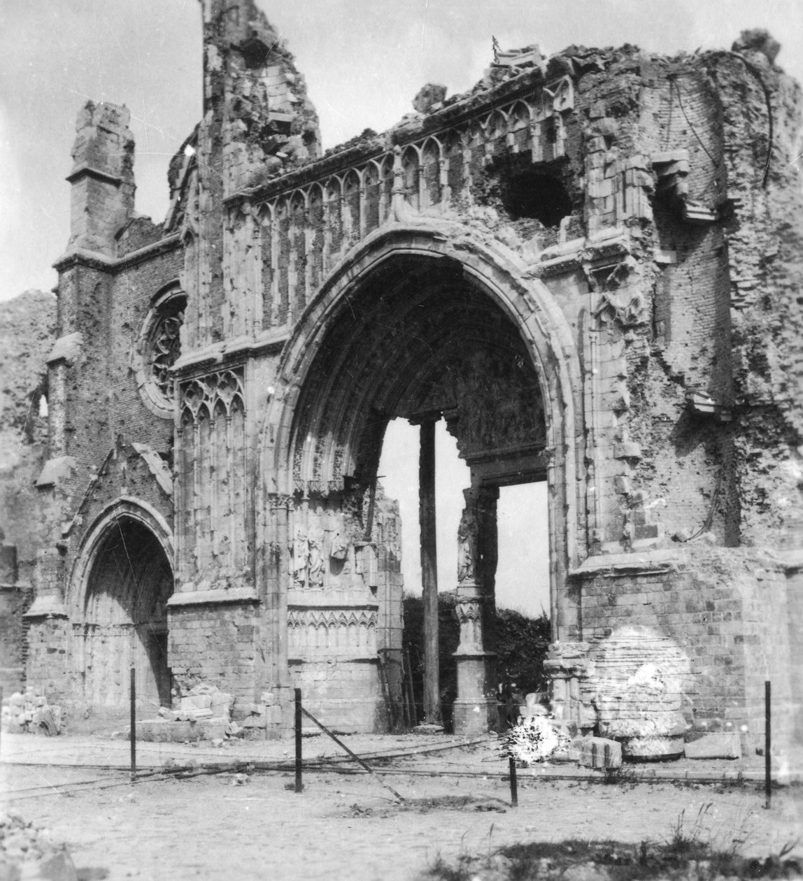 Ruines de la cathédrale, Ypres, Belgique, Première Guerre mondiale, vers 1914-1918 - Nightingale and Co