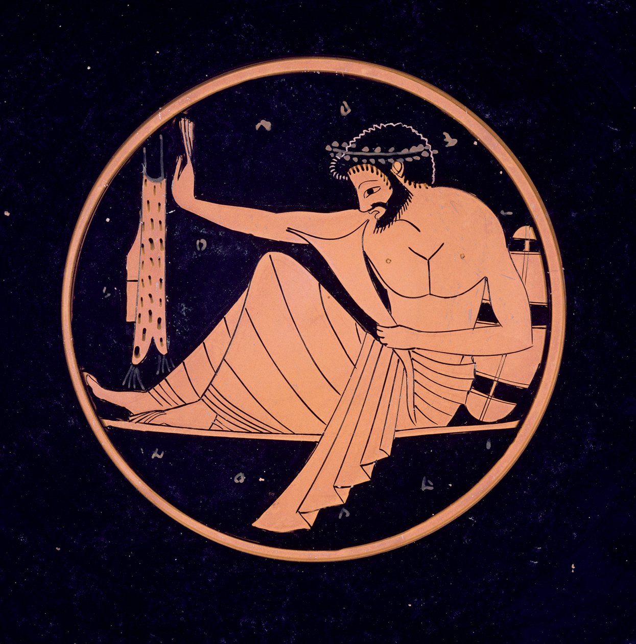 GR.1-1927 Coupe à figures rouges attiques, représentant un banqueteur avec une corne à boire, 520-510 av. J.-C. - Nikosthenes
