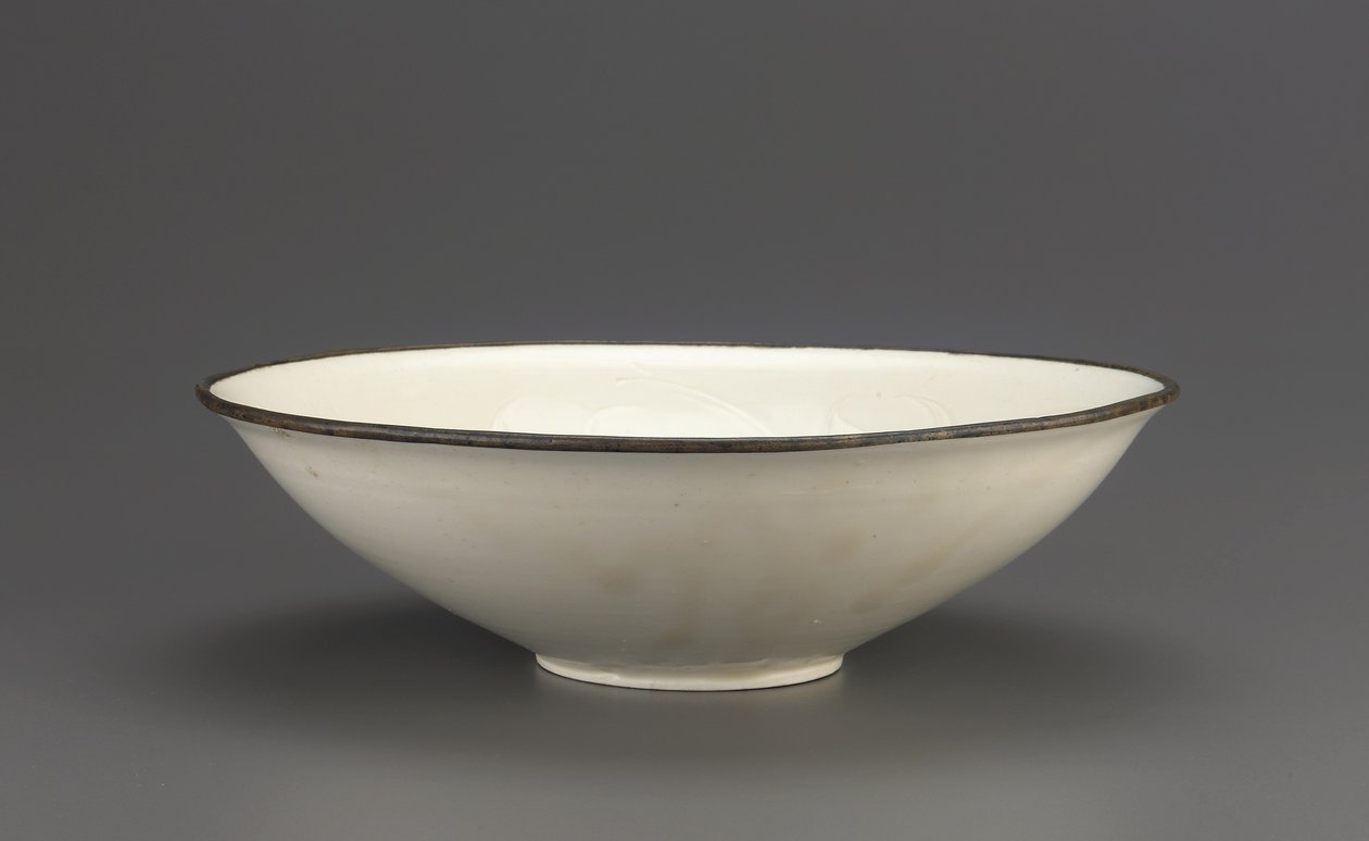 Bol en céramique Ding avec décoration de lotus incisée, province du Hebei, XIe-début XIIe siècle - Northern Song Dynasty Chinese School