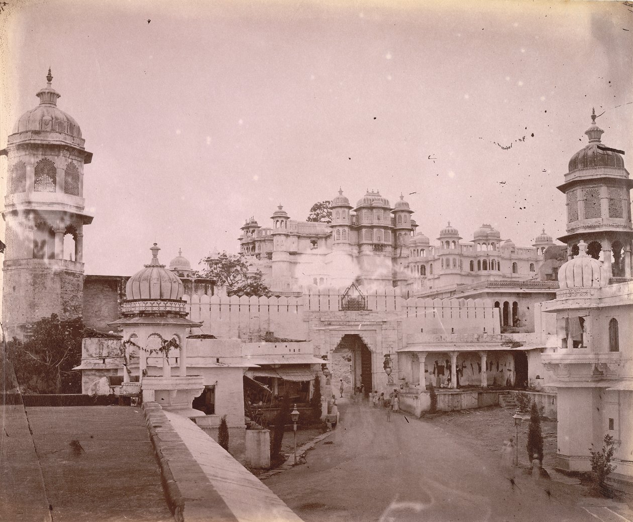 Vue du City Palace, avec la porte d