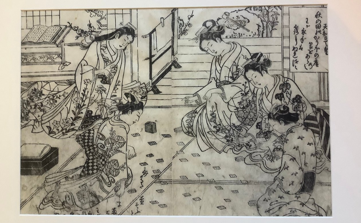 Parodie des mains : femmes jouant au jeu de cartes Cent poèmes, un poète chacun, illustration sur double page tirée de Cent poèmes, un poète chacun - Okumura Masanobu
