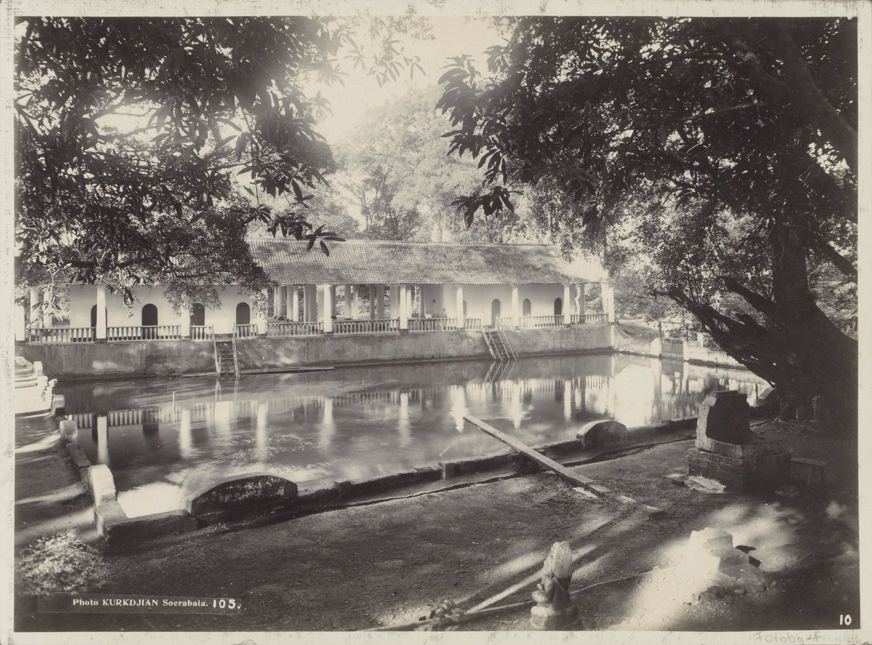 Lieu de baignade avec galerie, peut-être à Surabaya - Onnes Kurkdjian