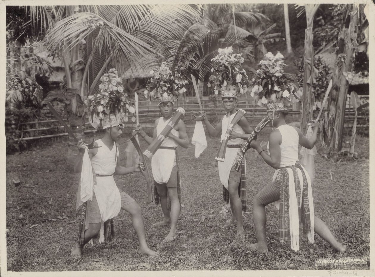 Garçons indiens en costumes dansant avec des kriss en main - Onnes Kurkdjian
