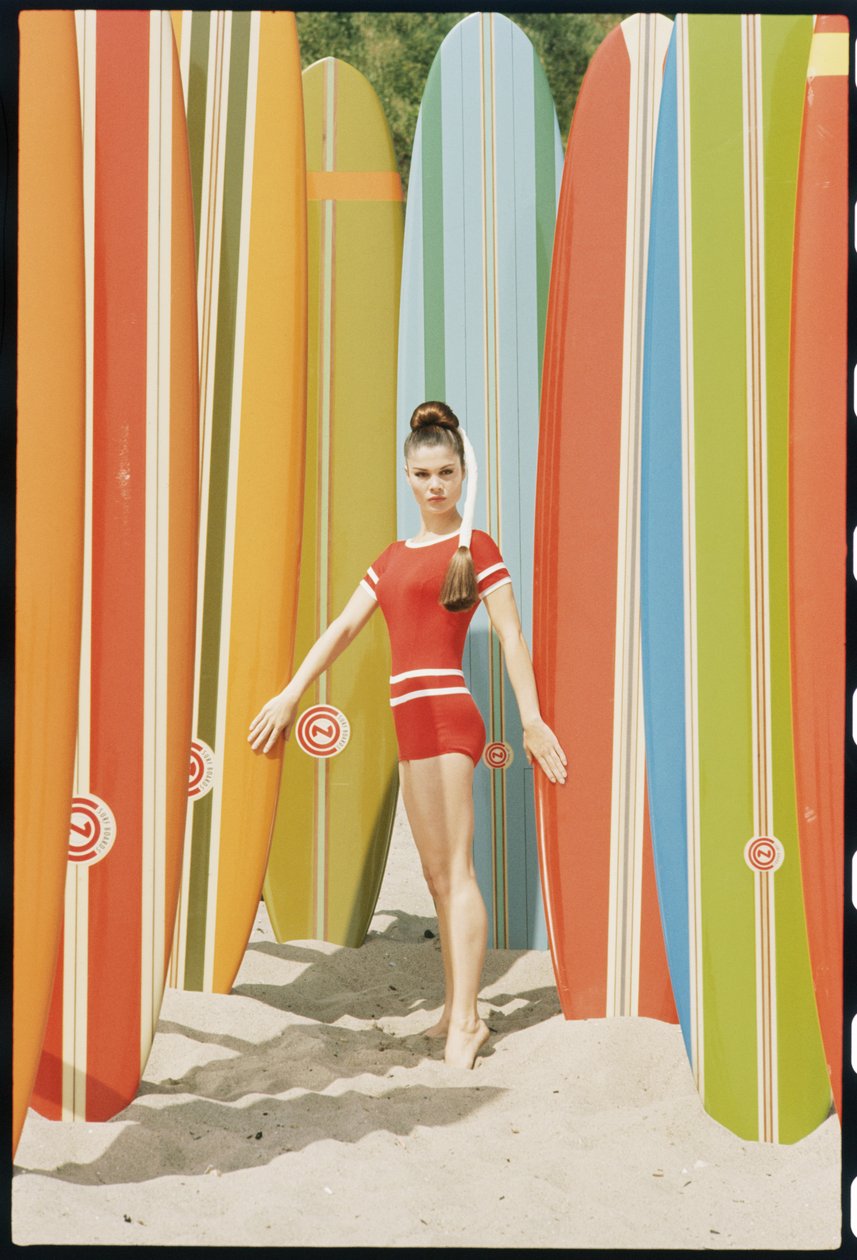 Actrice Wende Wagner avec des planches de surf sur la plage à Malibu - Orlando Suero