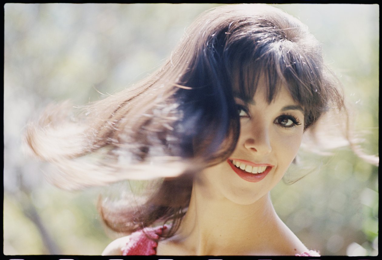 Marlo Thomas secouant ses cheveux - Orlando Suero