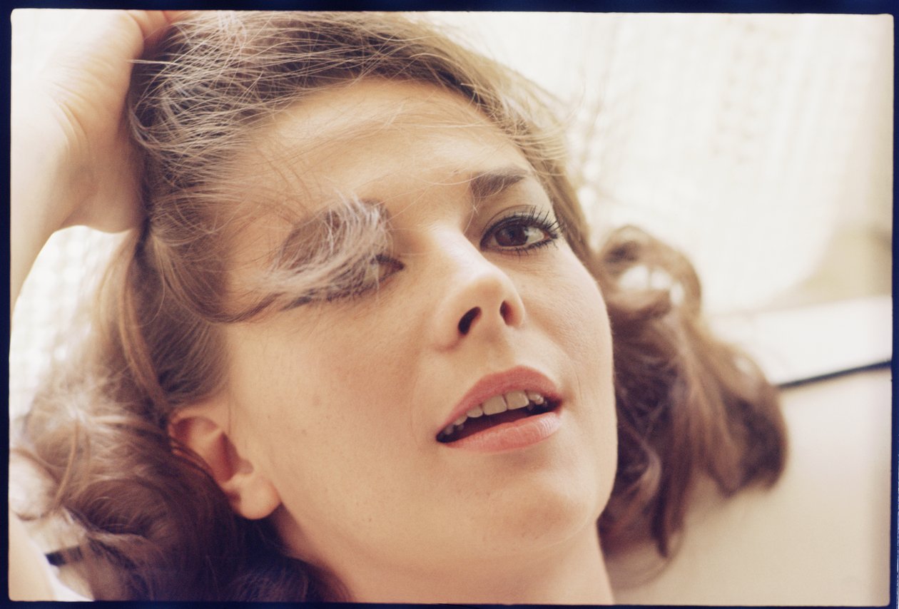 Natalie Wood à la maison avec la tête sur l