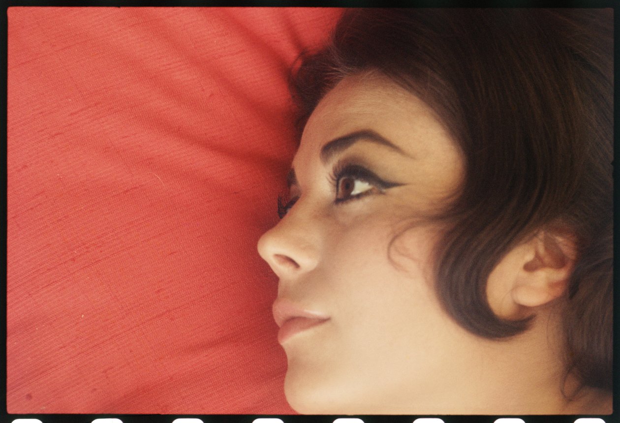 Natalie Wood à la maison avec la tête sur l