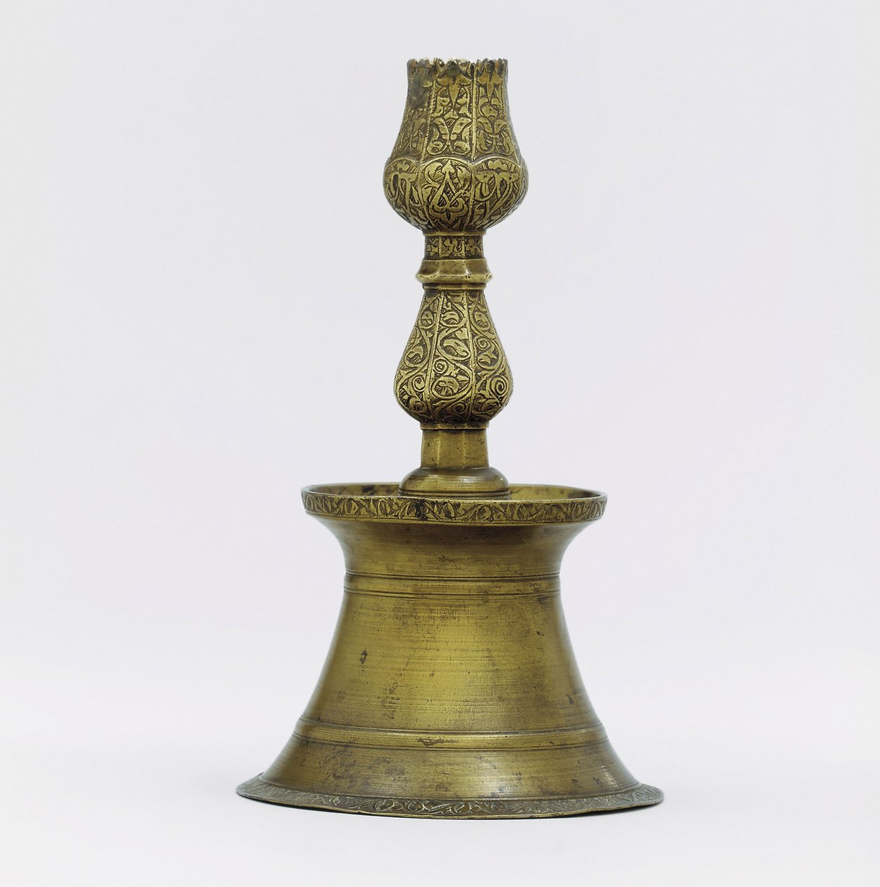 Un chandelier en laiton ottoman, le col avec une décoration incisée d