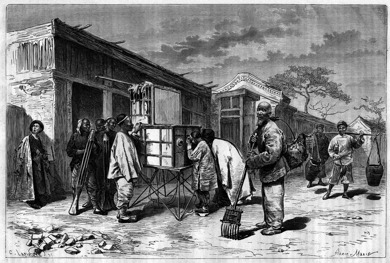Activité dans les rues de Pékin (Beijing), avec un diorama du 19ème siècle. Gravure d