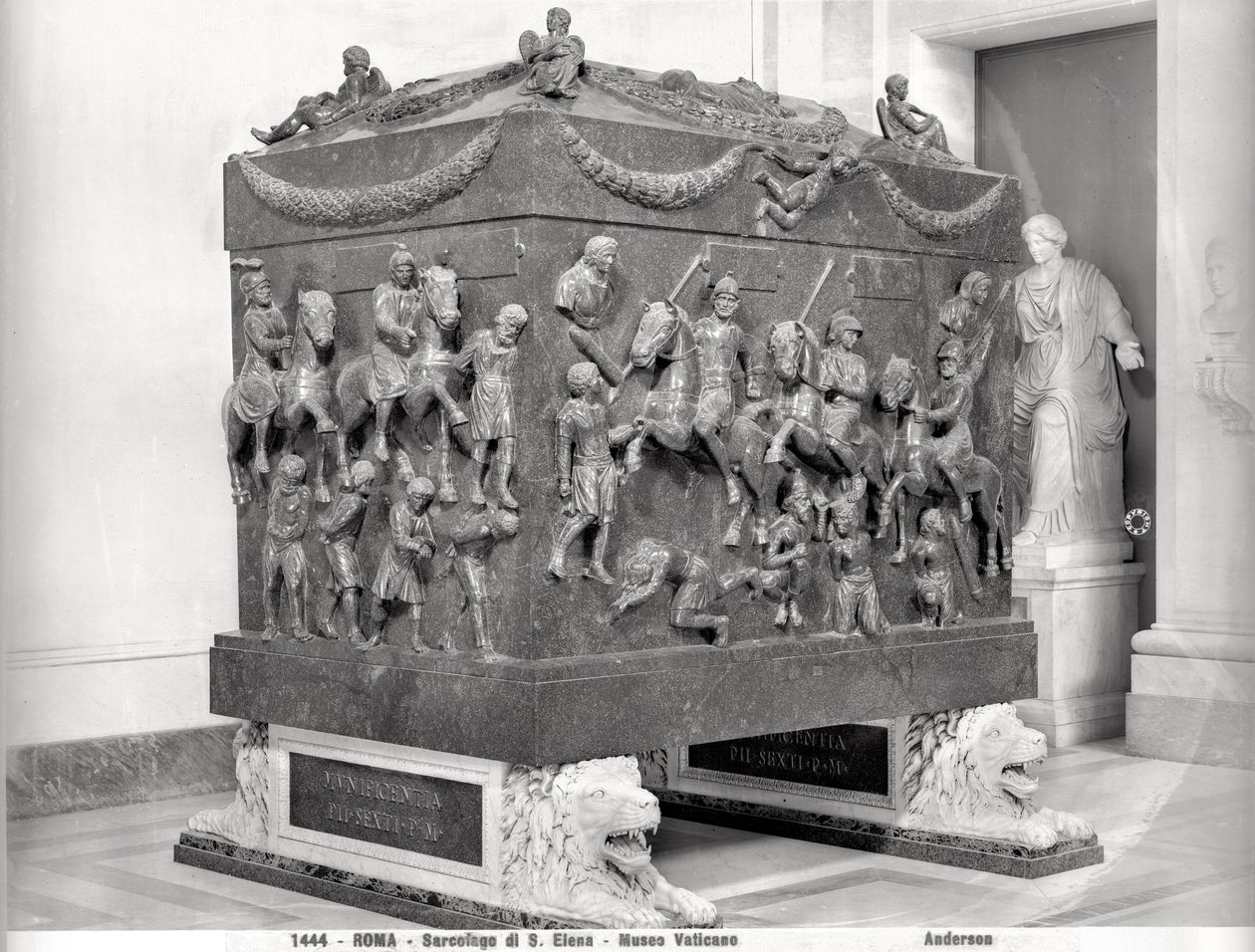 Sarcophage de Sainte-Hélène représentant des cavaliers romains et des prisonniers barbares - Paleo Christian