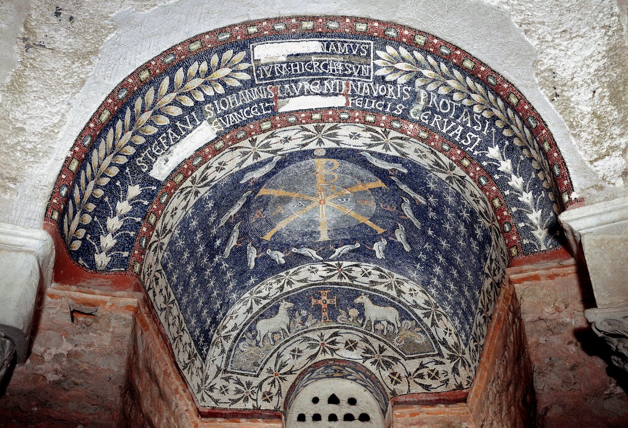Art paléochrétien : le monogramme du Christ est entouré de symboles de la Sainte Trinité. Mosaïque du 5ème ou 6ème siècle - Paleo Christian