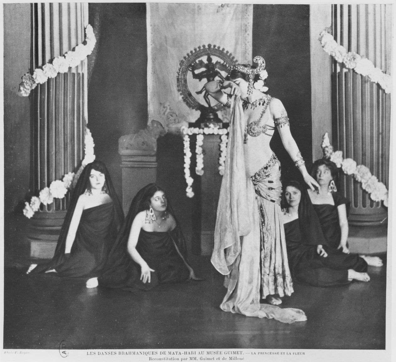 Mata Hari se produisant au Musée Guimet, Paris, le 13 mars 1905 - Paul Boyer