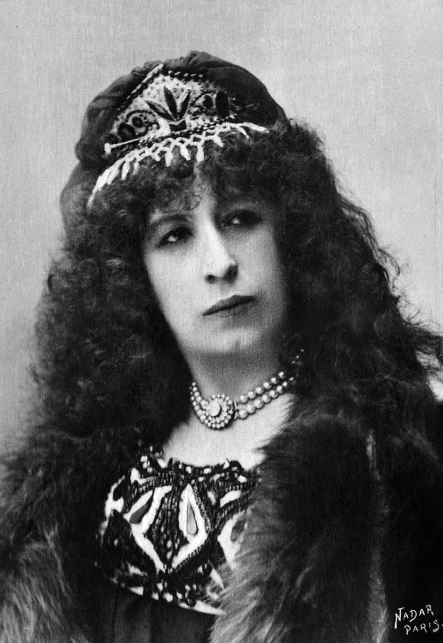 Aimée Tessandier (née en 1851), actrice et chanteuse française, photographiée par Paul Nadar entre 1890 et 1905, extrait de la collection Félix Potin, 500 célébrités contemporaines, Chanteurs d