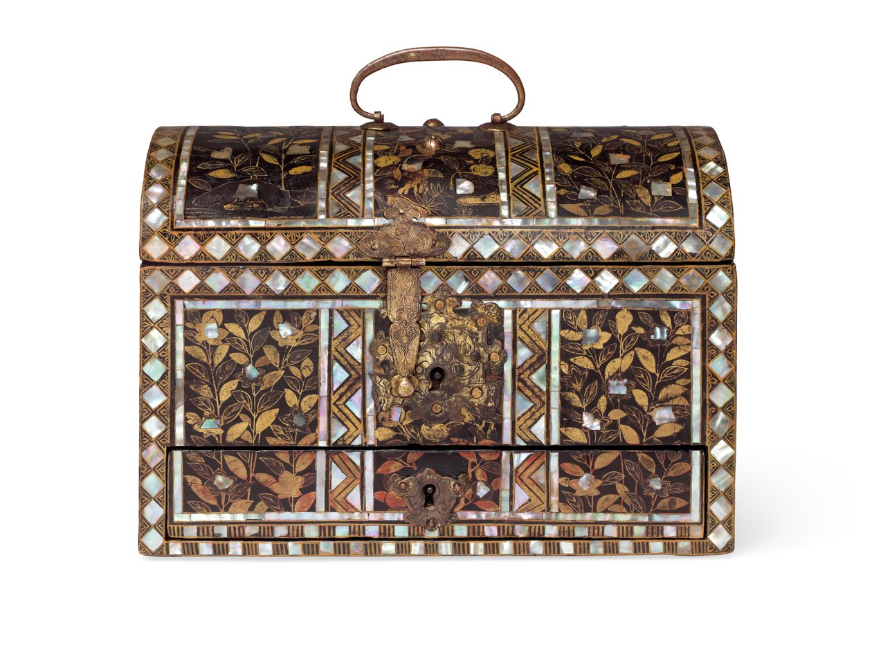 Un rare coffret laqué avec tiroir intégré, commandé par les Portugais - Period Momoyama