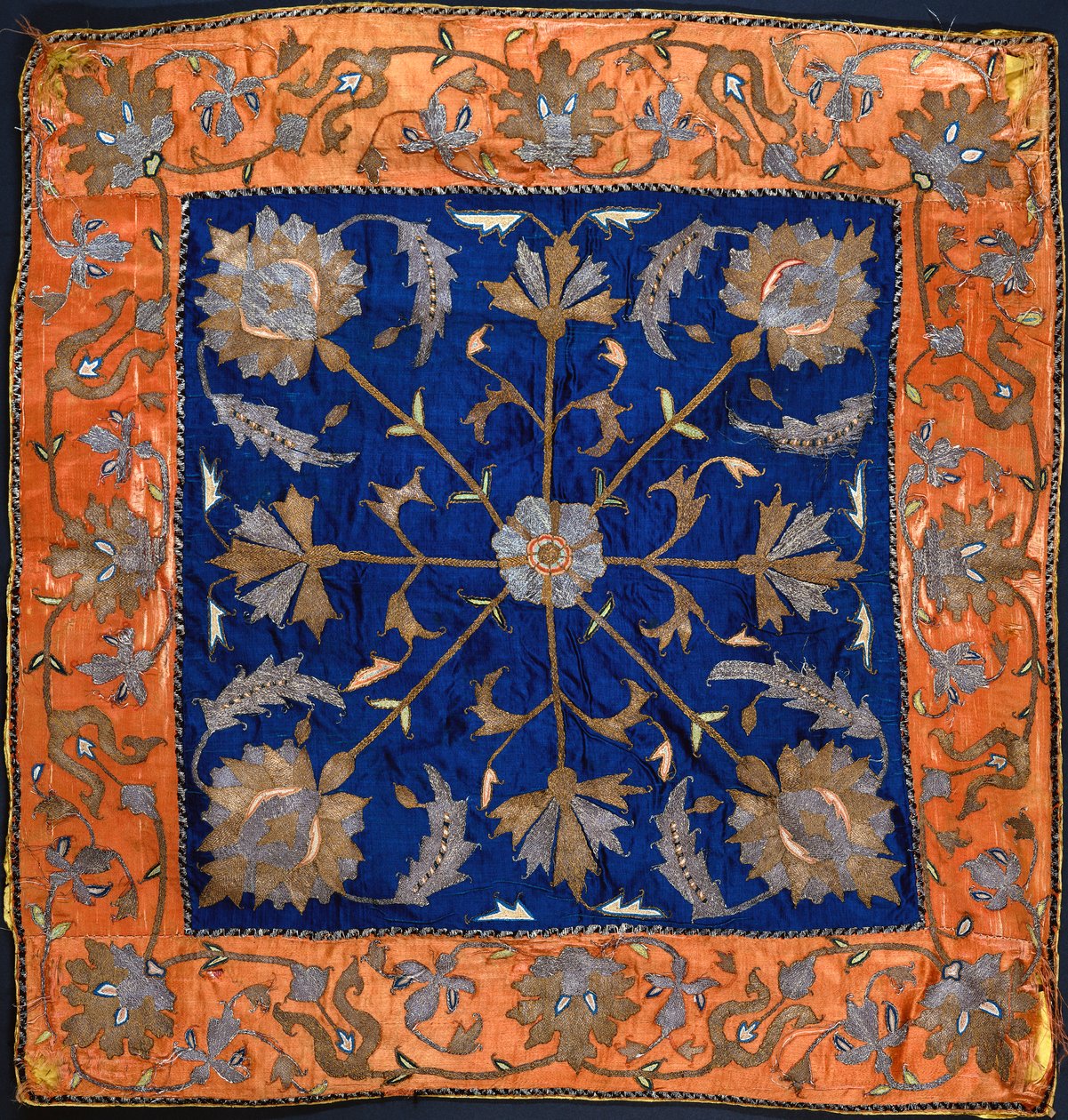 Une bocha composée de satin bleu brodé de fil d