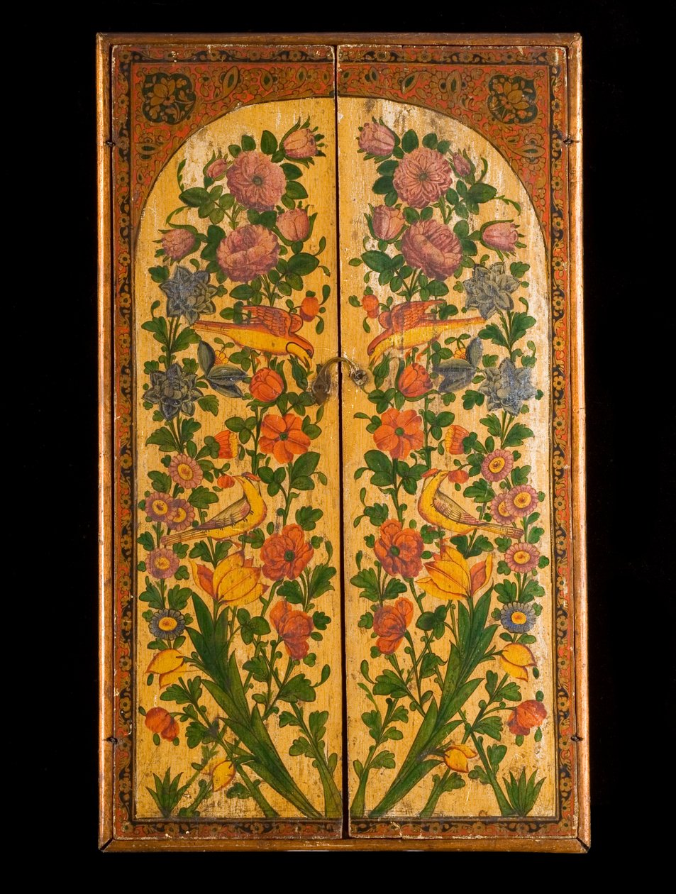 Un grand miroir polychrome laqué Qadjar, avec les portes fermées révélant les panneaux décorés - Persian School
