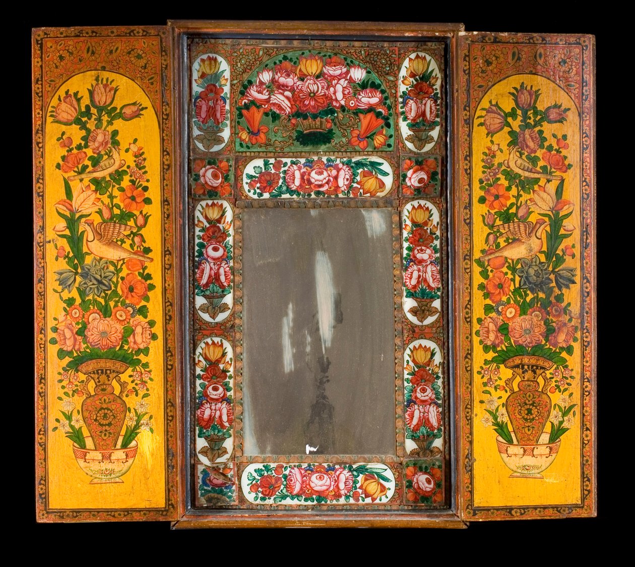 Grand miroir Qadjar polychrome laqué, avec les portes ouvertes révélant l
