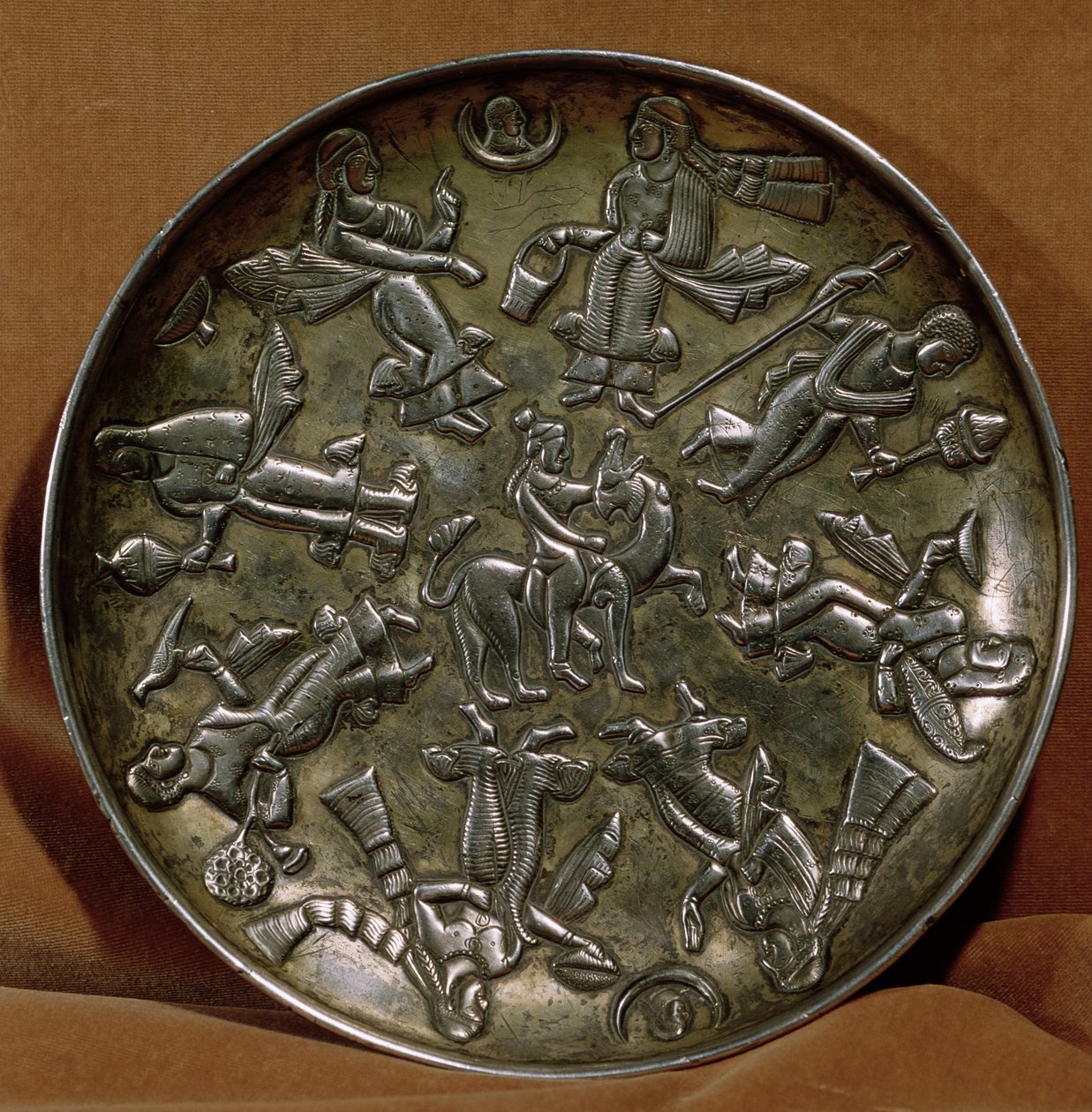 Plat avec décoration en relief représentant la déesse Anahita entourée de huit figures féminines (argent) - Persian School