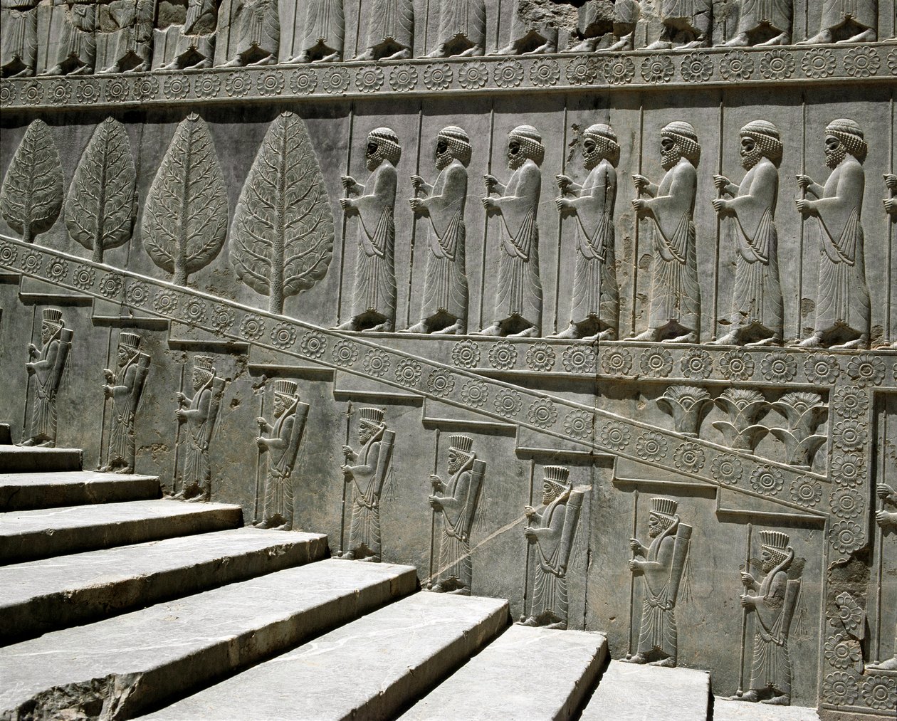 Gardes de Suse et de Perse. Bas-reliefs de l
