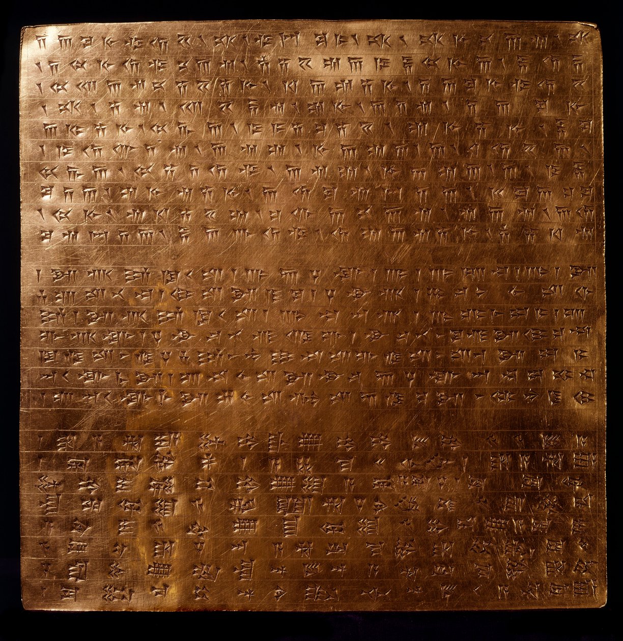 Empire Perse : plaque en or du roi achéménide Darius I (550-486 av. J.-C.) gravée d