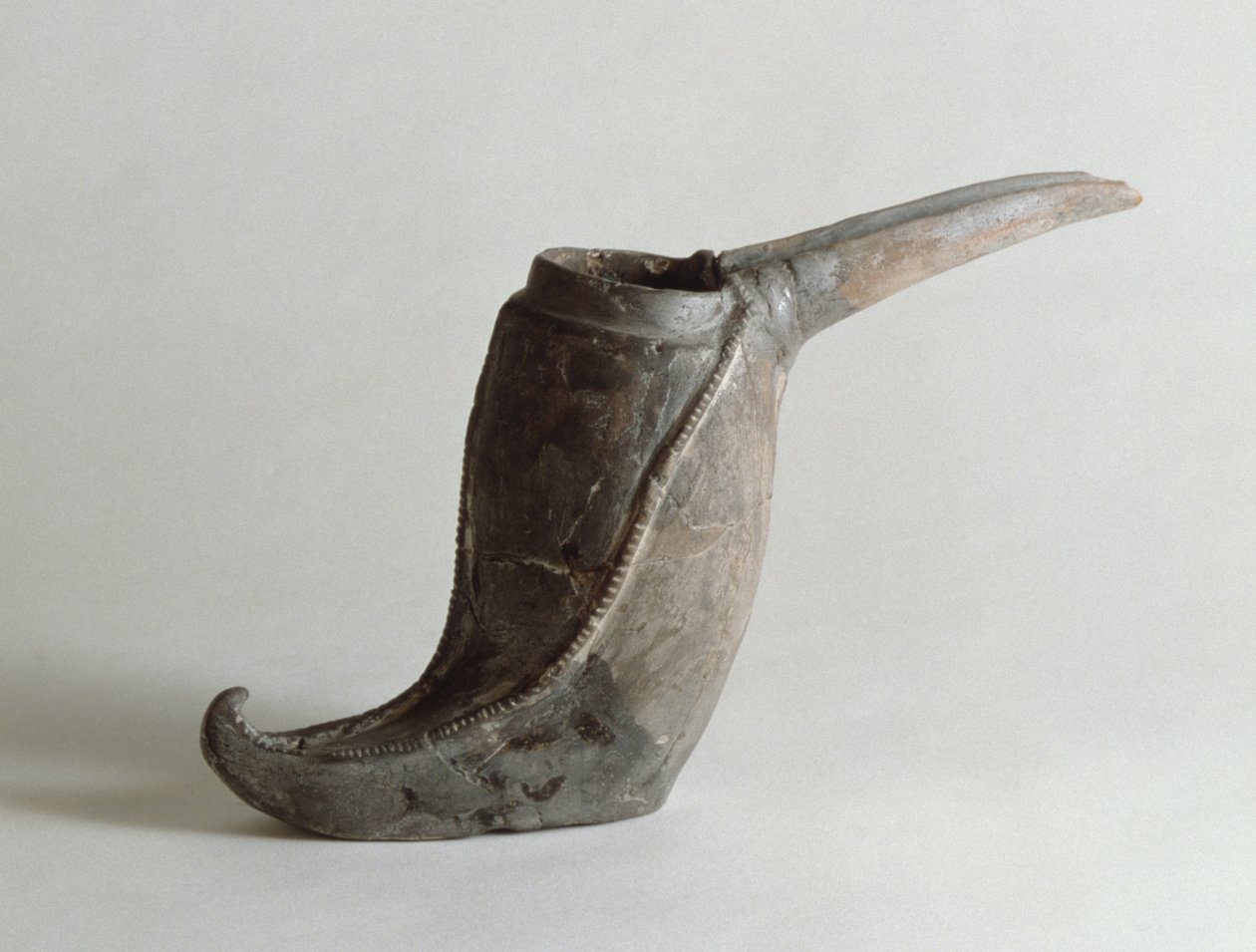 Vase en forme de botte, de Kaluraz, Gilan, Iran, vers Ier millénaire av. J.-C. - Persian School